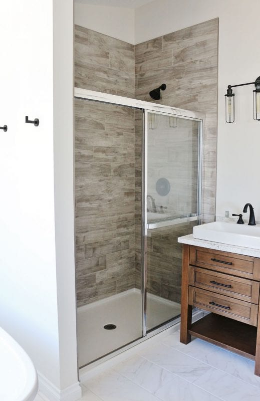 Tiled shower in the master suite - Shaunavon II 2441